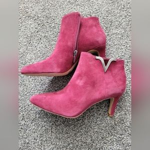 NEW, VINCE CAMUTO 1.5inch ankle boots.
